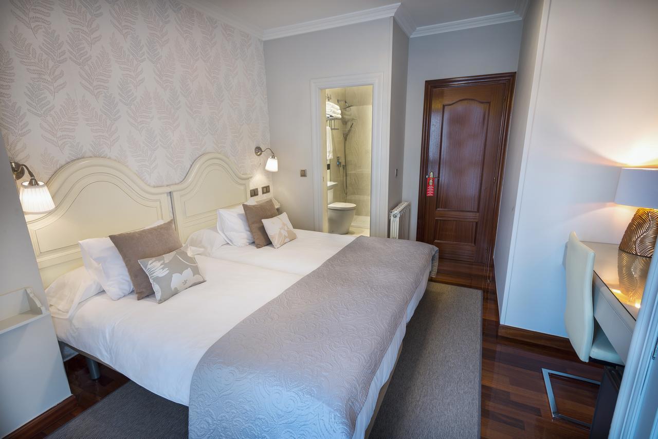 Cuatro Caminos Rooms Torrelavega Esterno foto